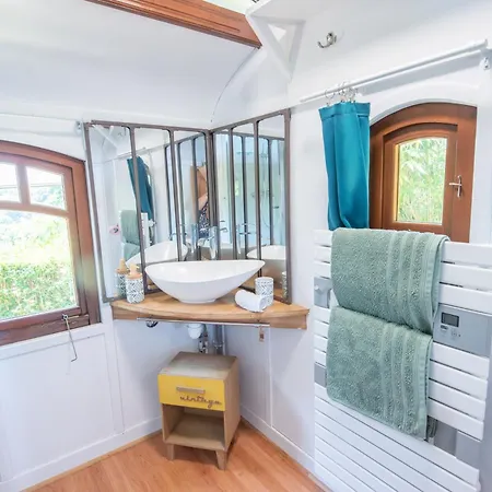 Roulotte Avec Bain Nordique Privatif Chauffe, Sejour Calme Et Bien-etre Luxe tent Fichous-Riumayou