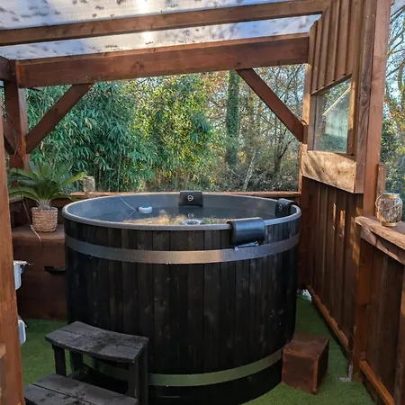 Luxe tent Roulotte Avec Bain Nordique Privatif Chauffe, Sejour Calme Et Bien-etre